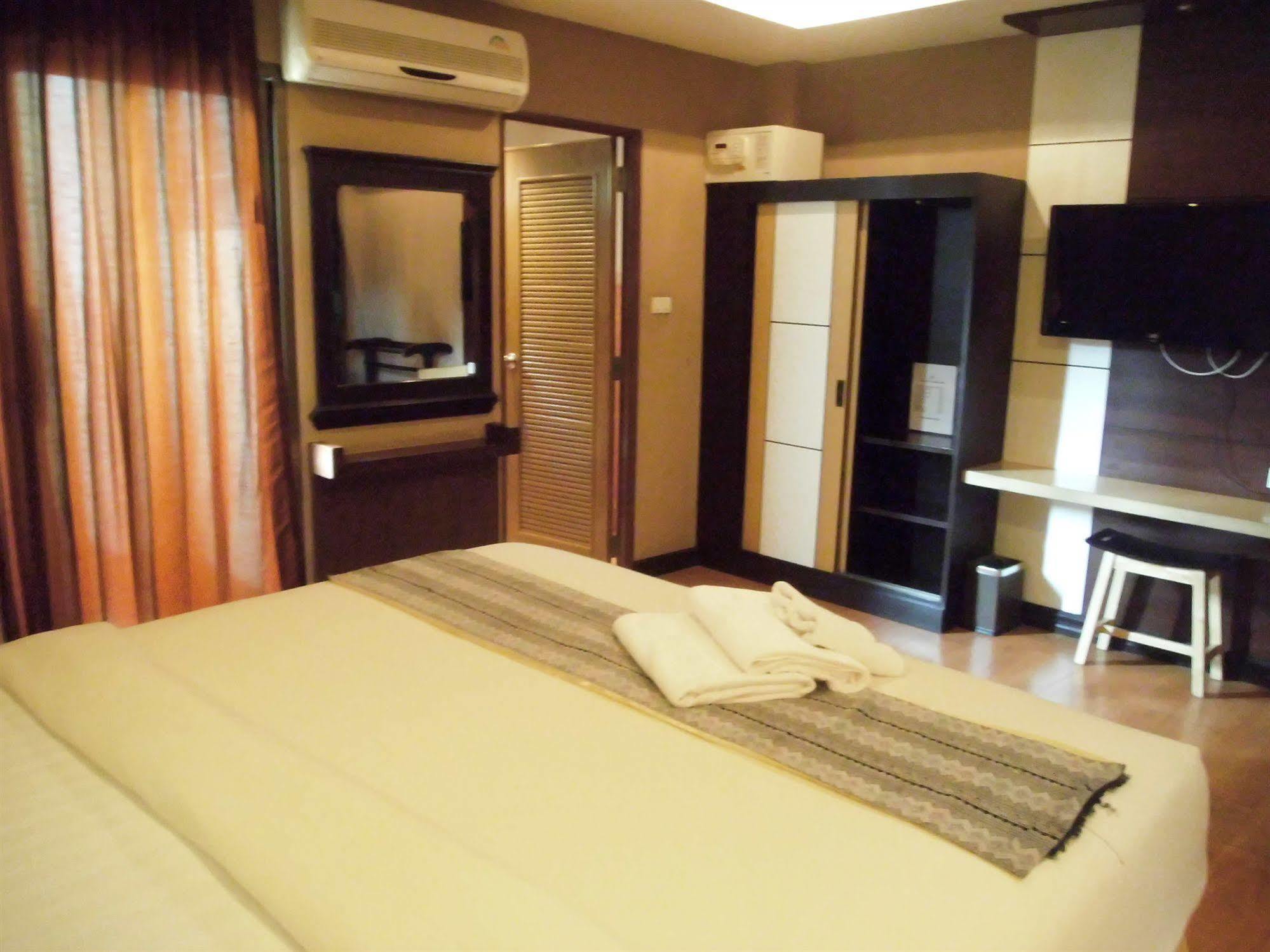 Baan Chalelarn Hotell HHQ Exteriör bild
